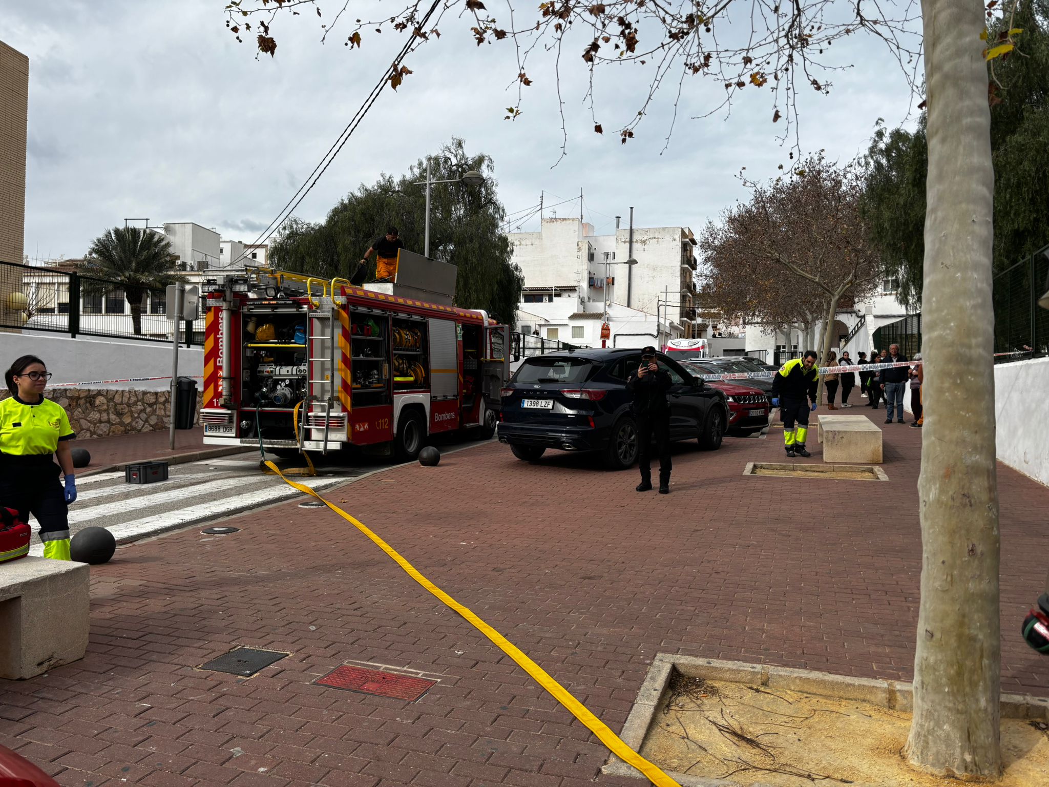 Actuación en el incendio de la caldera del colegio Mediterrànea de Xàbia (6)