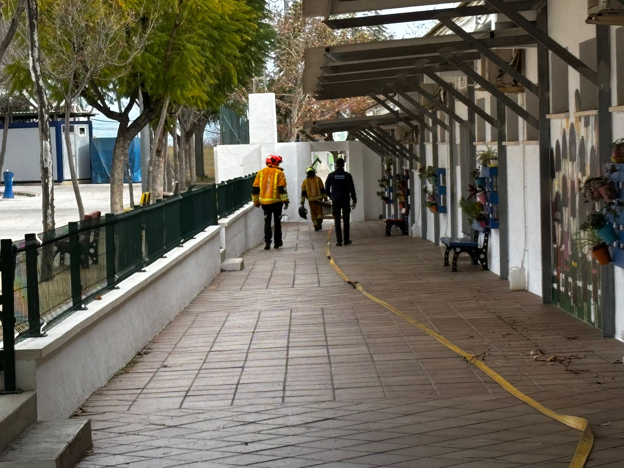 Actuación en el incendio de la caldera del colegio Mediterrànea de Xàbia (7)