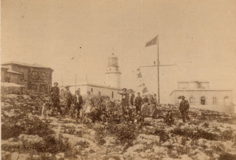 Primeros días del funcionamiento de la estación telegráfica en 1894. Se pueden apreciar las banderas que comunican a los barcos