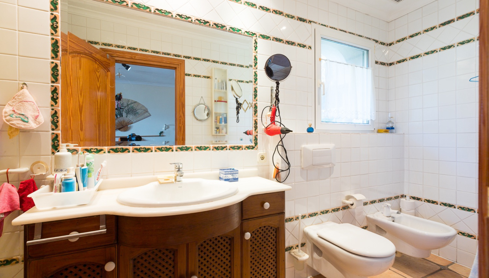 Baño en suite con ducha y bañera