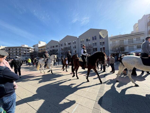 Imagen: Desfile de caballerías a su llegada a la Plaza de la Constitución para la bendición de los animales por Sant Antoni en Xàbia 2025