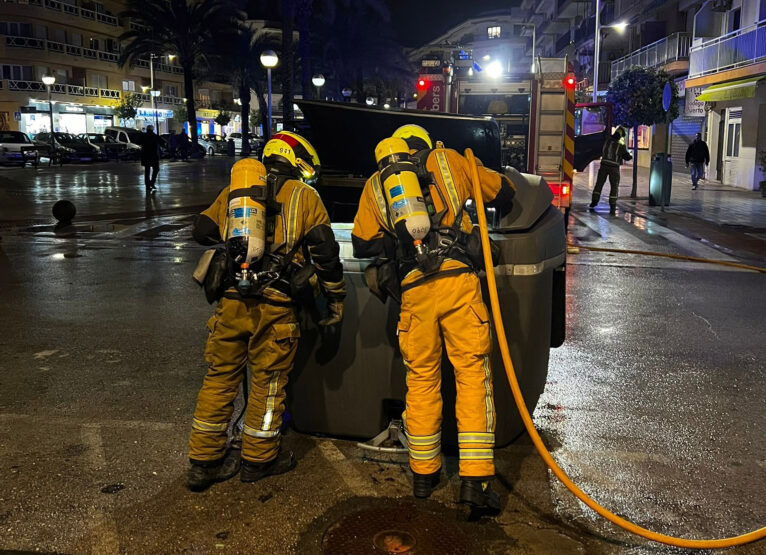 Bomberos sofocan el fuego de un contenedor