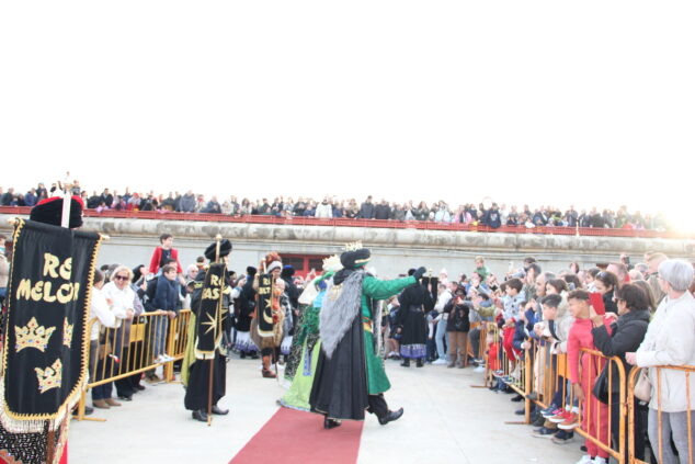 Imagen: Los Reyes Magos saludan al público a su llegada a Xàbia