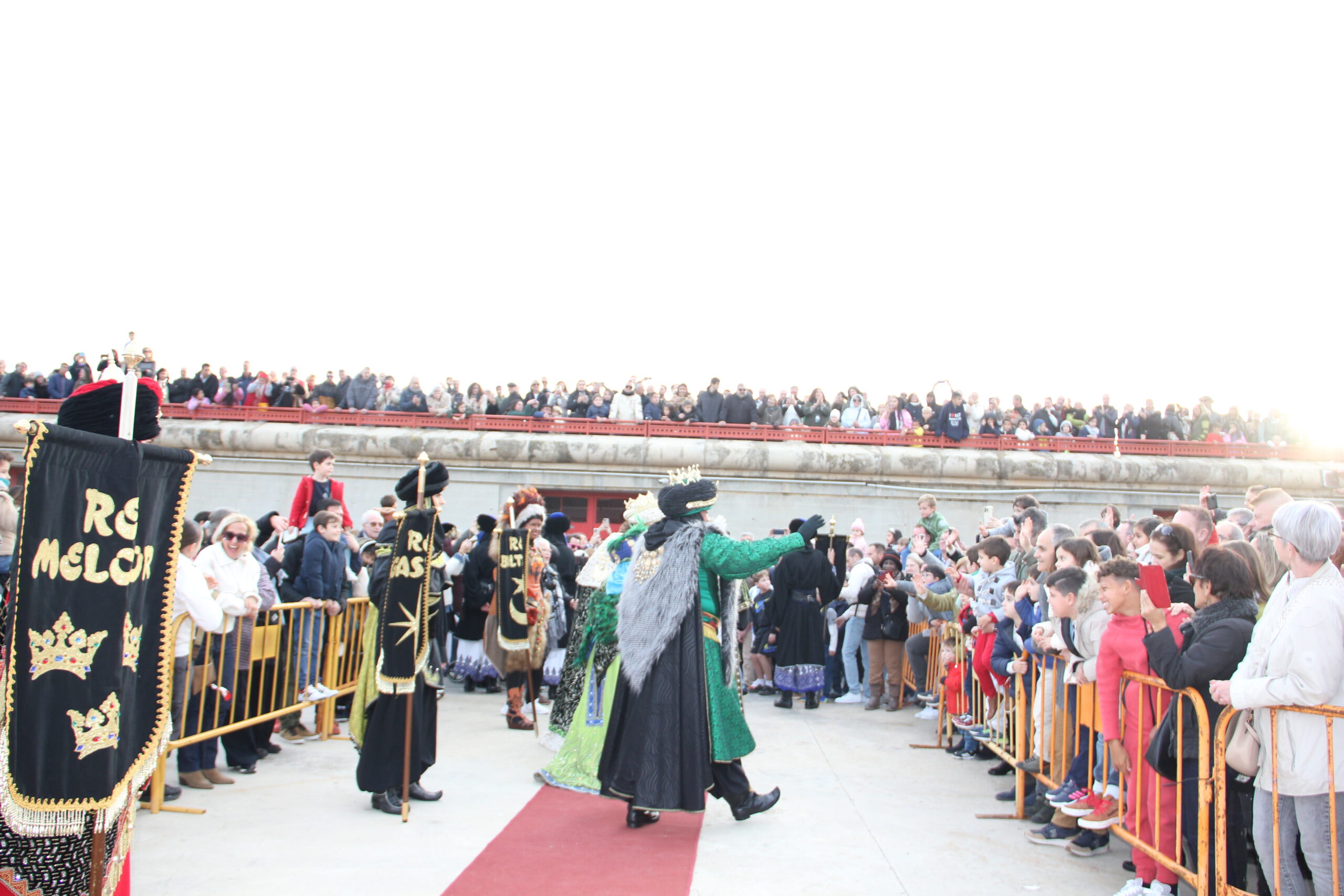 Los Reyes Magos saludan al público a su llegada a Xàbia