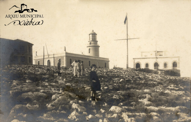 Imagen: Foto antigua del faro y el semáforo marítimo