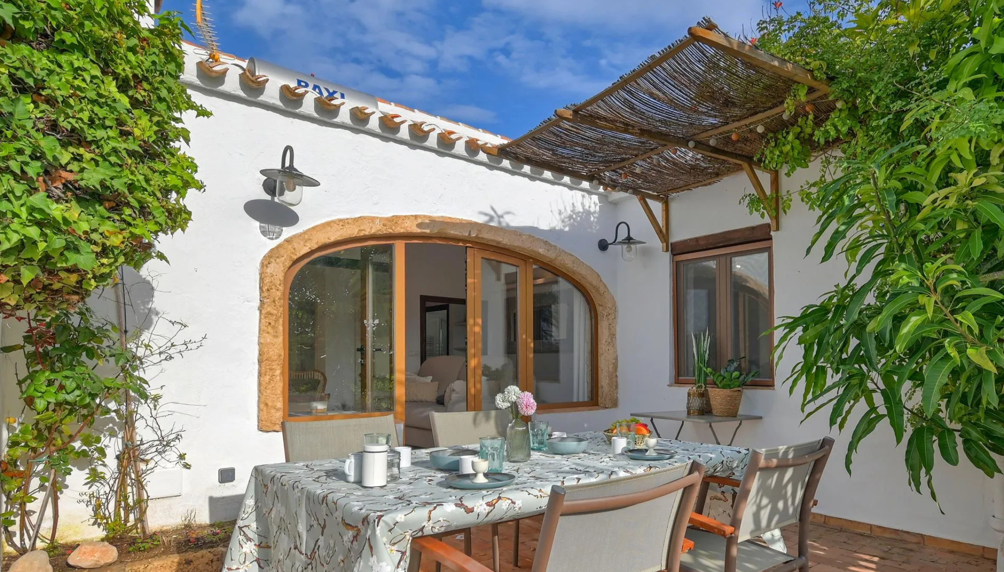 Celebra una preciosa cena o comida en esta terraza especial