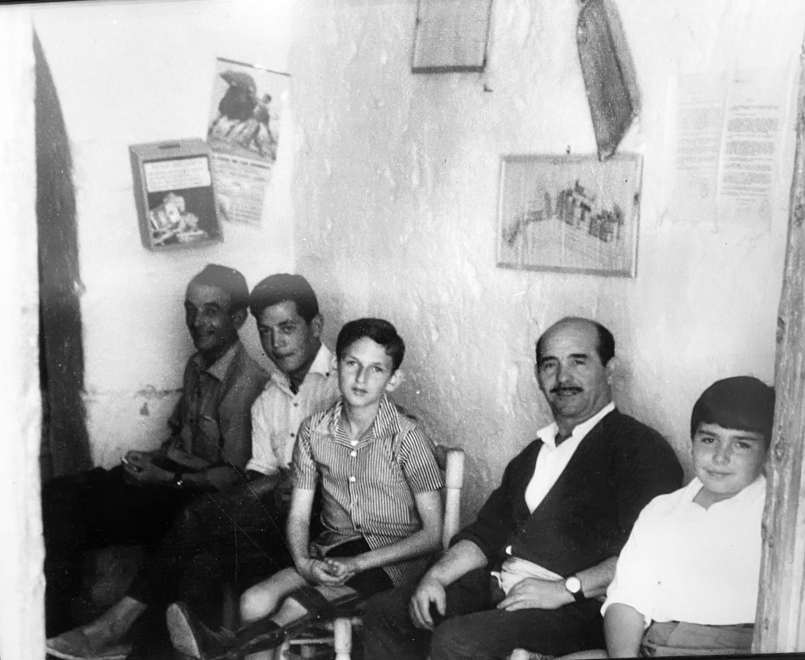 De dcha a izq, Vicente Segarra Gavilá, Vicente Segarra Pérez y unos clientes amigos. Años 60. Foto Vicente Segarra Gavilá