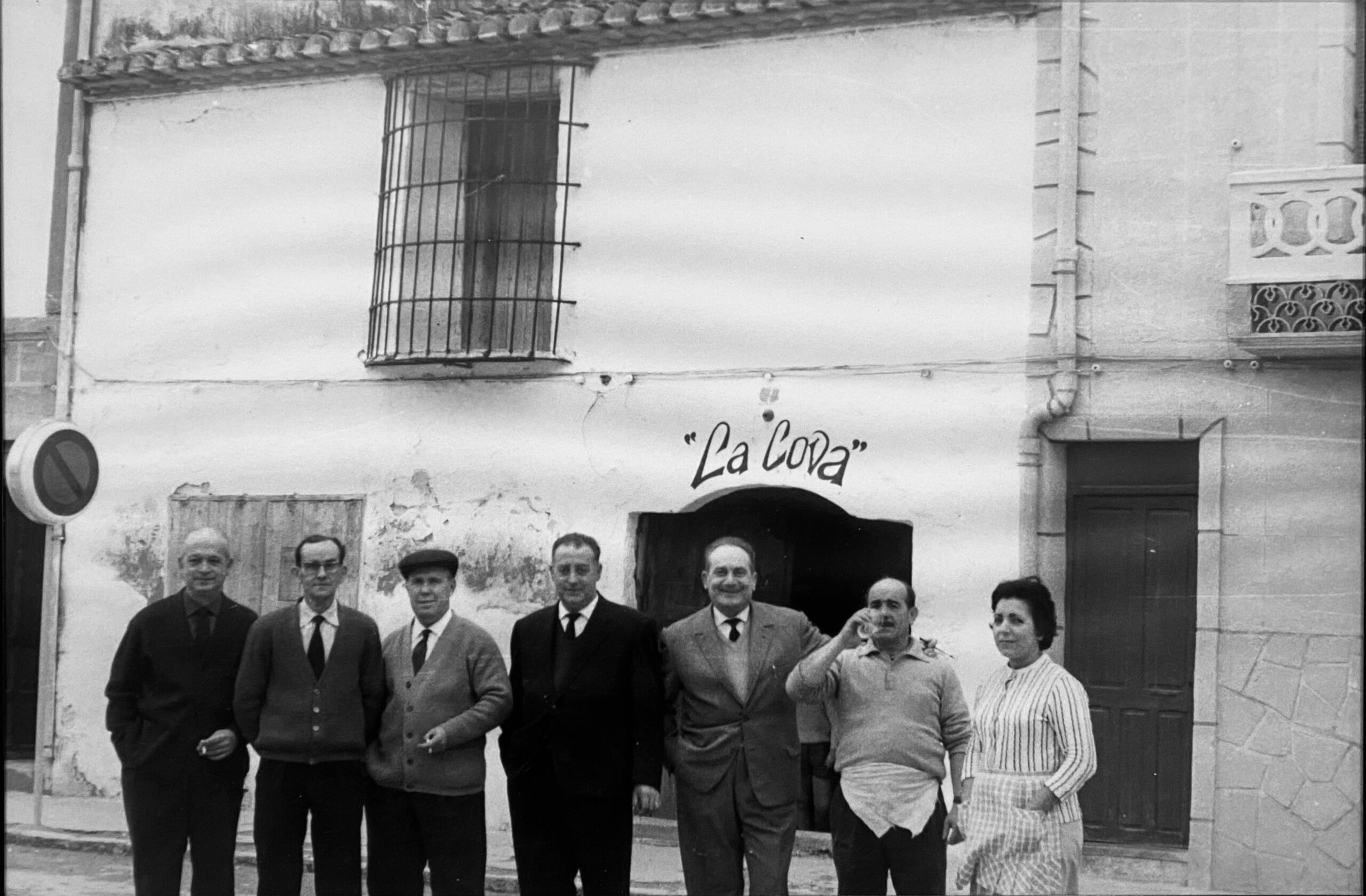 Francisca Gavilá y Vicente Segarra con algunos denieros amigos de Vicente que sirvieron juntos en el Frente de Teruel. Años 60 | Foto Vicente Segarra Gavilá