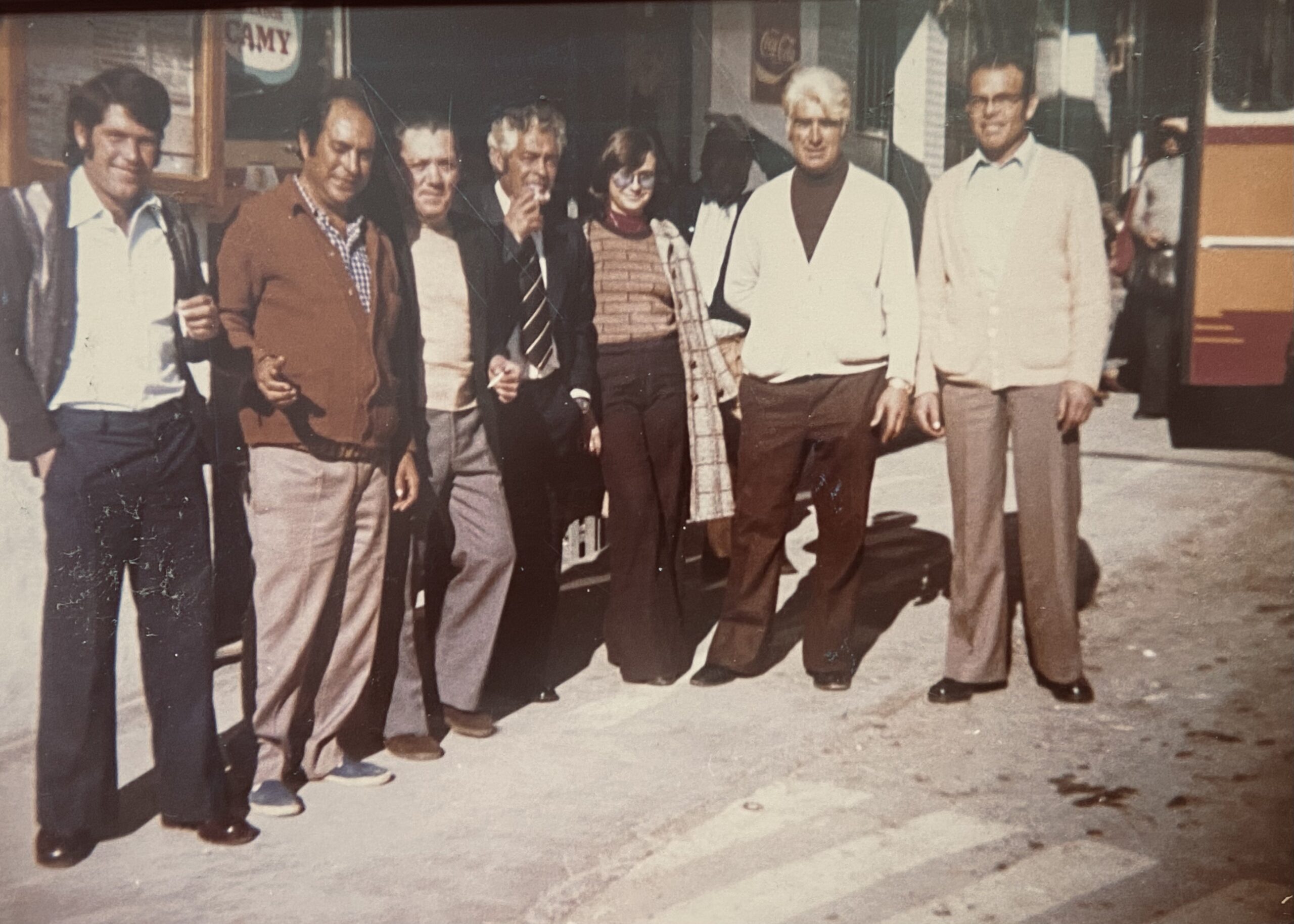 Xabieros ilustres delante del Bar La Cova en la Calle Reina Regente. Finales de los Años 70 | Foto Vicente Segarra Gavilá