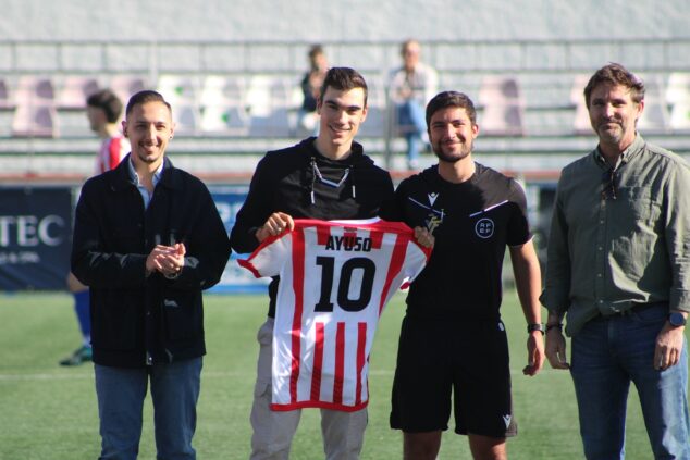 Imagen: Juan Ayuso con la camiseta del Cd Jávea