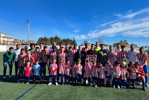 Imagen: Juan Ayuso junto a jugadores del primer equipo y querubines