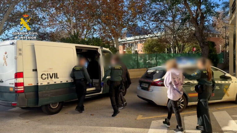 La Guardia Civil en las detenciones tras desmantelar un punto de venta de droga en Xàbia