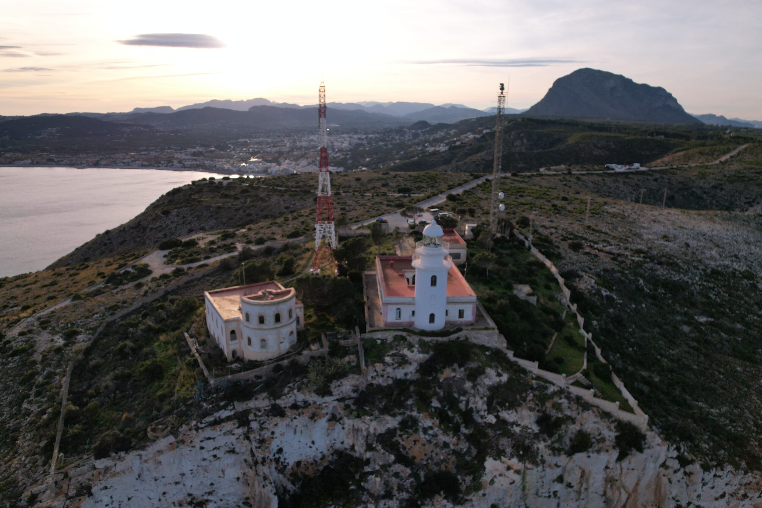 Los dos edificios de comunicaciones del Cabo San Antonio