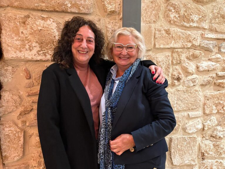 Paqui Ortolà junto a Isabel Nadal