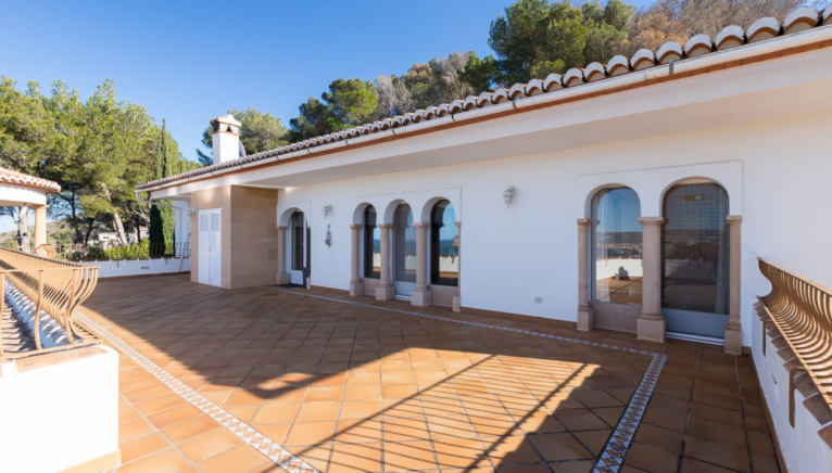 Terraza principal con vistas al mar