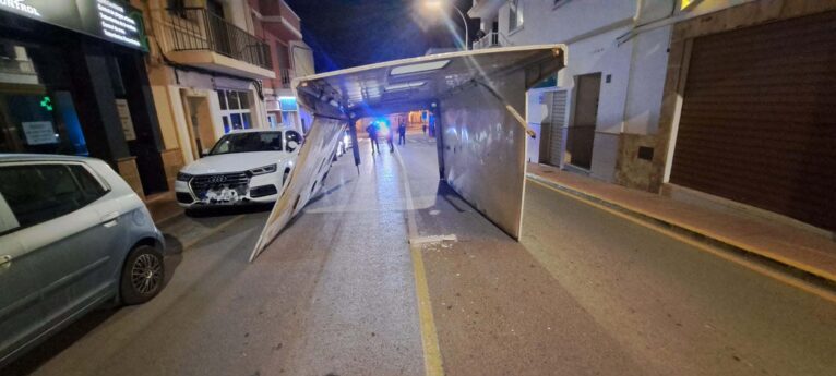 Un camión pierde parte del remolque en una carretera de Xàbia