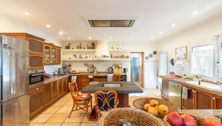 Una cocina totalmente equipada en Jávea