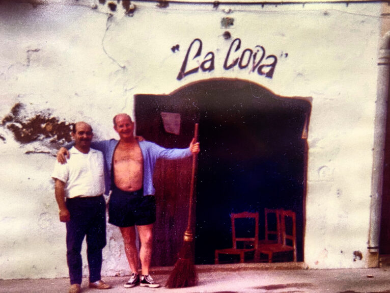 Vicente 'El Almirant'  y un cliente de verano, en una simpática instantánea bajo el letrero pintado por Soler Blasco | Foto Vicente Segarra Gavilá