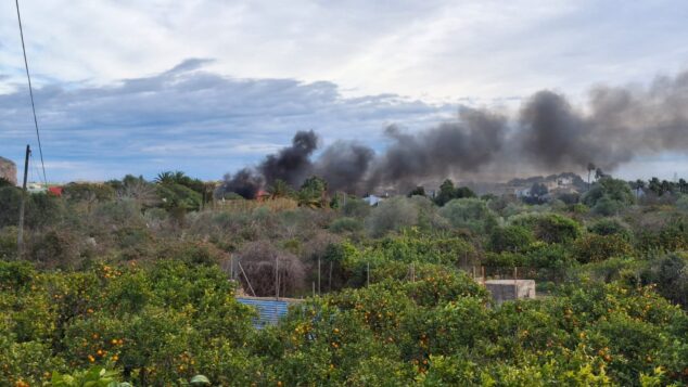 Imagen: Gran humareda por el incendio de la furgoneta en Xàbia