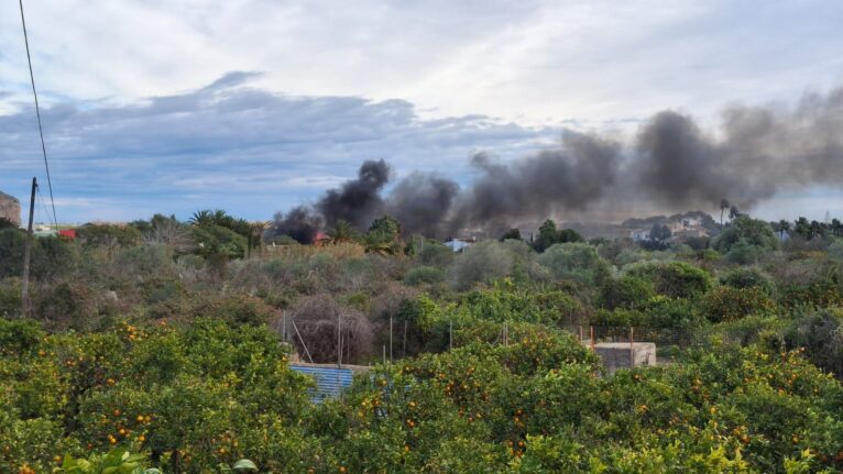 Gran humareda por el incendio de la furgoneta en Xàbia