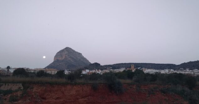 Imagen: Montgó y centro histórico de Xàbia | Foto Meteoxàbia