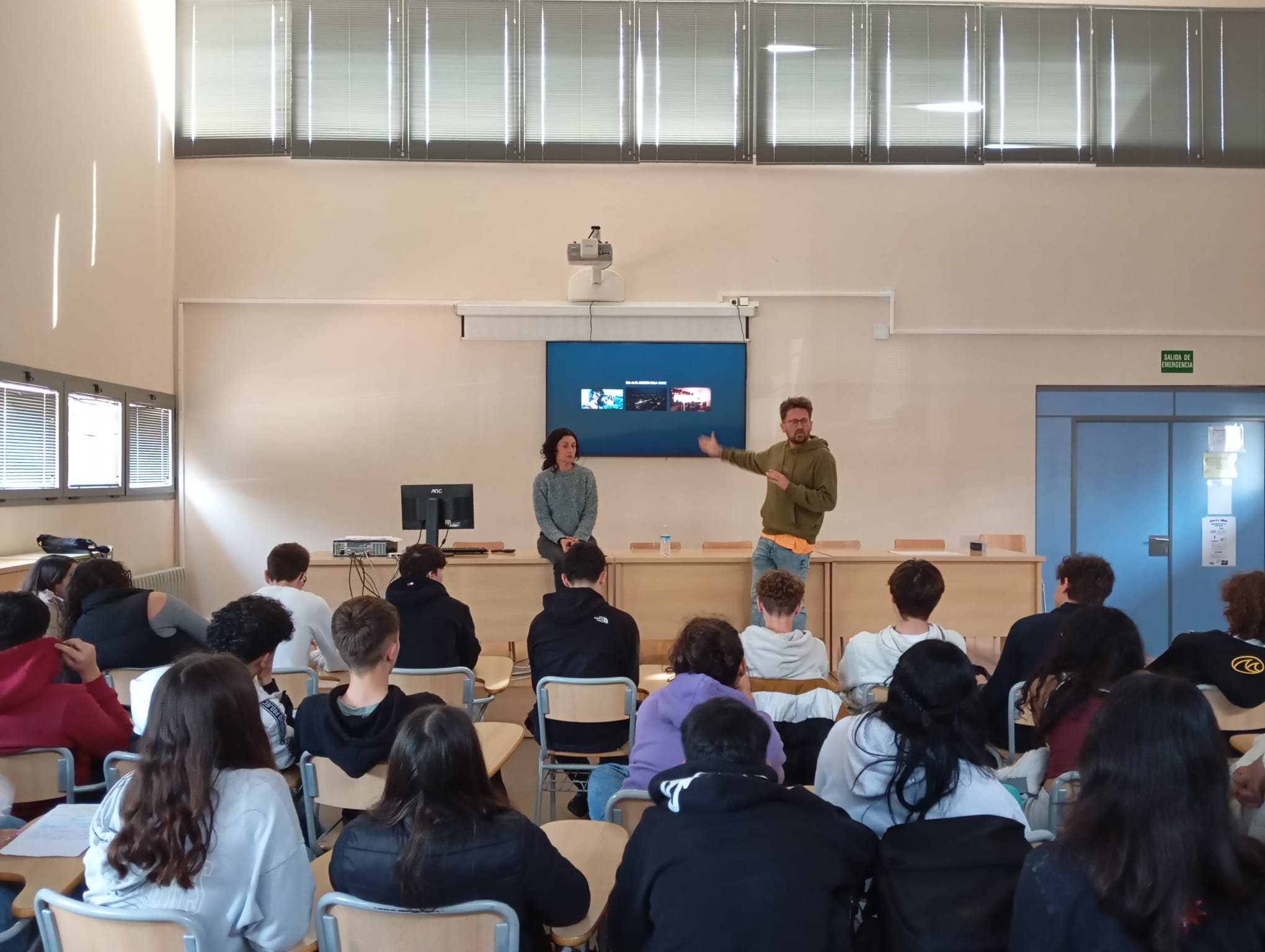 El director dianense Luis Eduardo Pérez y la guionista y productora Pilar Paredes han presentado en el IES La Mar su corto ‘Troleig’