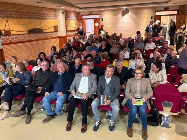 Imagen: Alcaldes de Xàbia y público en la presentación del libro Xàbia -Thiviers, 50 años de amistad