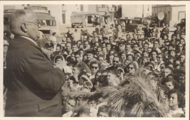 Imagen: El Almirante Bastarreche dando un discurso en la plaza que lleva su nombre, en uno de los numerosos y multitudinarios actos como Hijo Adoptivo de la Villa | Foto AMX