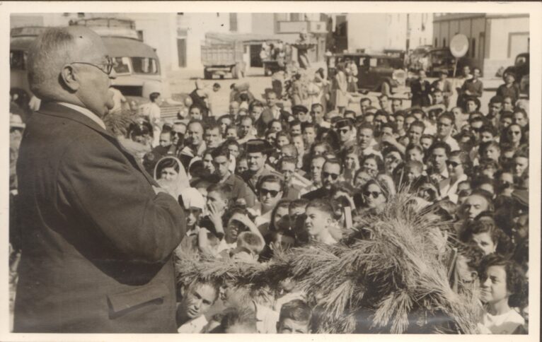 El Almirante Bastarreche dando un discurso en la plaza que lleva su nombre, en uno de los numerosos y multitudinarios actos como Hijo Adoptivo de la Villa | Foto AMX