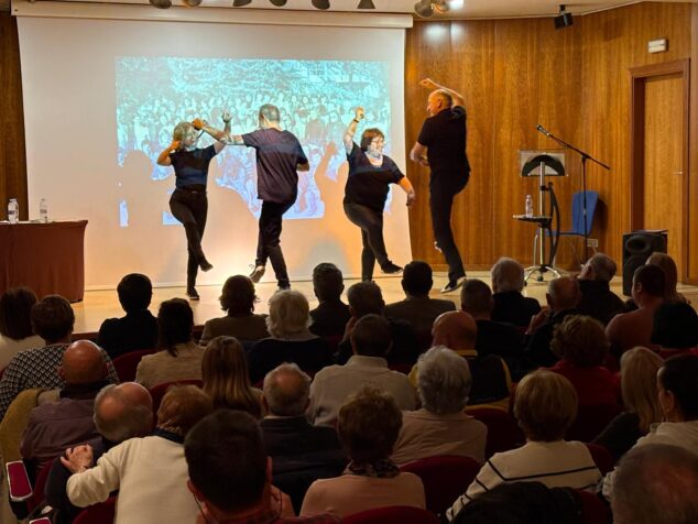 Imagen: Balladors del Grup de danses Portitxol al inicio de la presentación