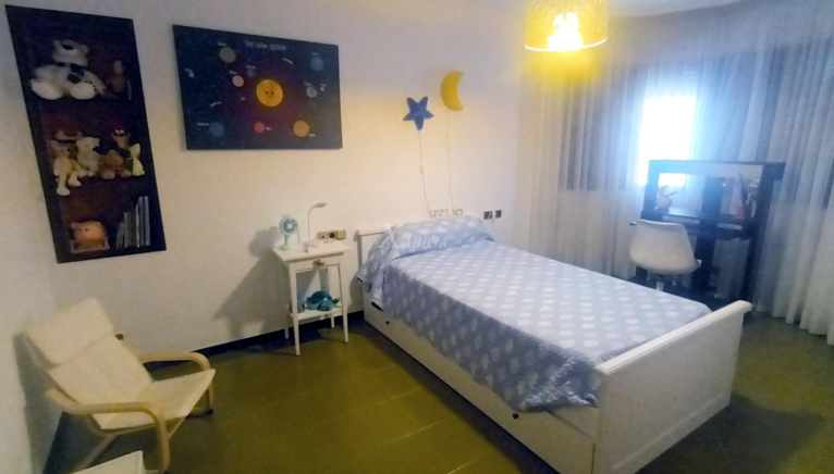 Dormitorio luminoso con amplio espacio de almacenamiento