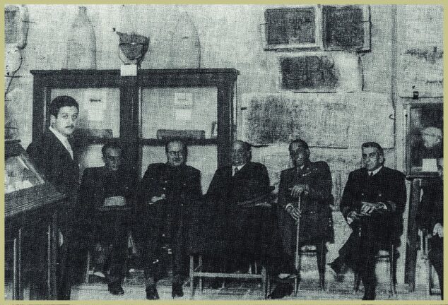 Imagen: El Almirante Bastarreche -en el centro de la imagen- durante la inauguración del Museo Arqueológico Municipal de Cartagena, 1943 | Foto Archivo del Museo Arqueológico Municipal de Cartagena