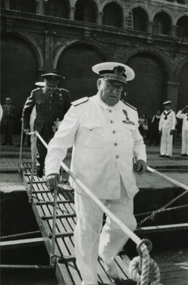 Imagen: El Almirante Bastarreche llegando a la Ciudad Condal el 10 de julio de 1950 | Foto Arxiu Municipal de Barcelona