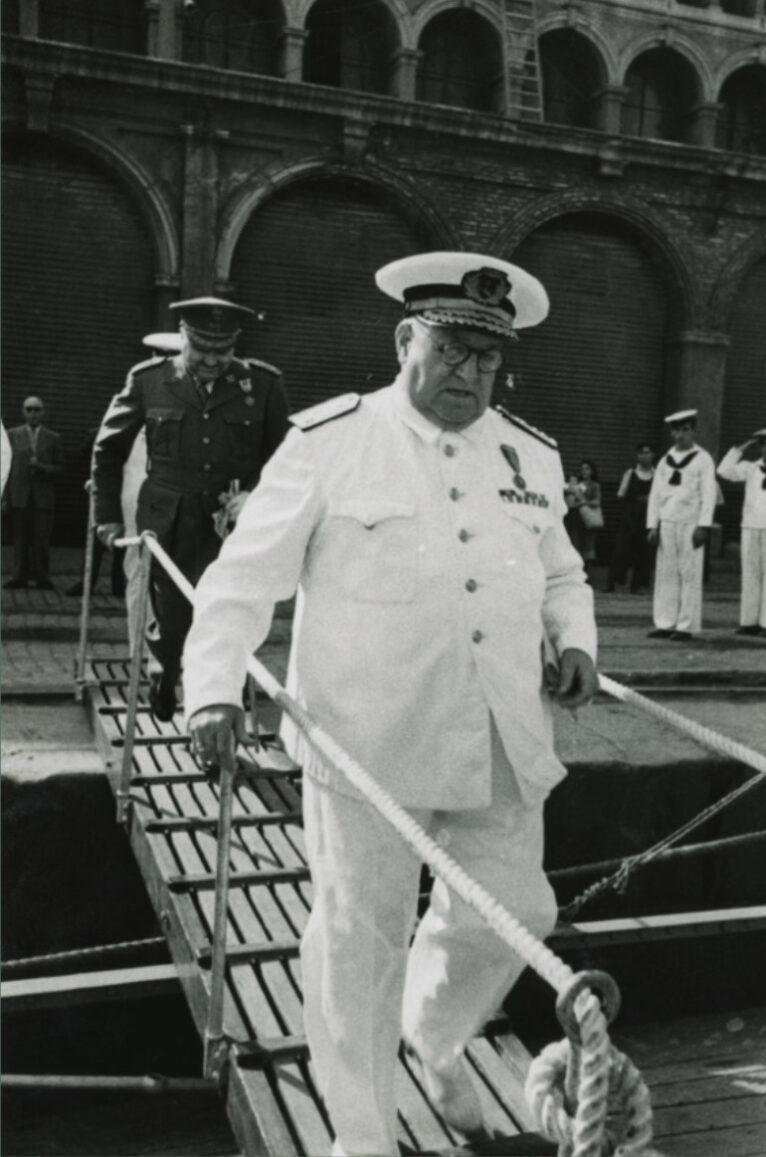 El Almirante Bastarreche llegando a la Ciudad Condal el 10 de julio de 1950 | Foto Arxiu Municipal de Barcelona