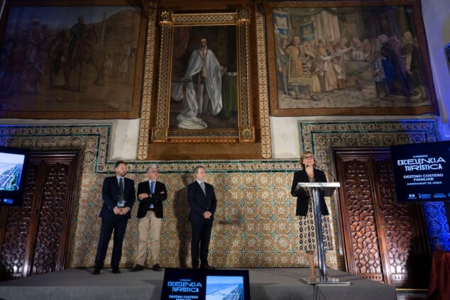 Imagen: La alcaldesa de Xàbia recibe el premio de excelencia turística como destino costero familiar