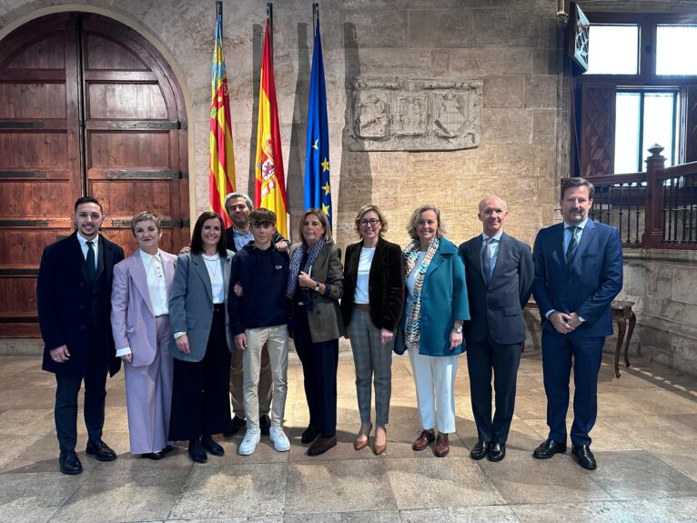 Mateo Carbonell junto a autoridades en el Palau de la Generalitat