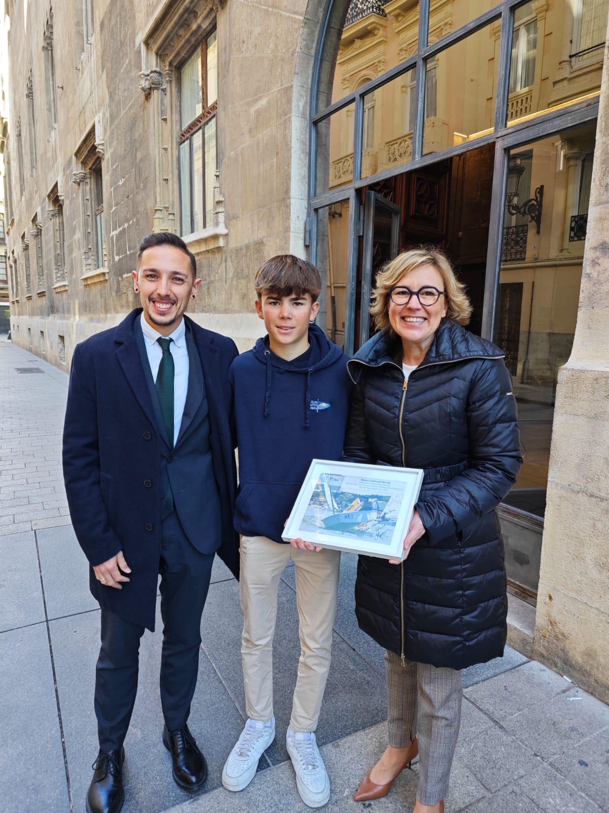 Mateo junto a la alcaldesa y el concejal de deportes