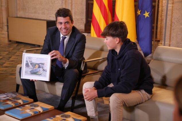 Imagen: Mateo Carbonell es recibido por el president de la Generalitat como campeón del mundo en Optimist