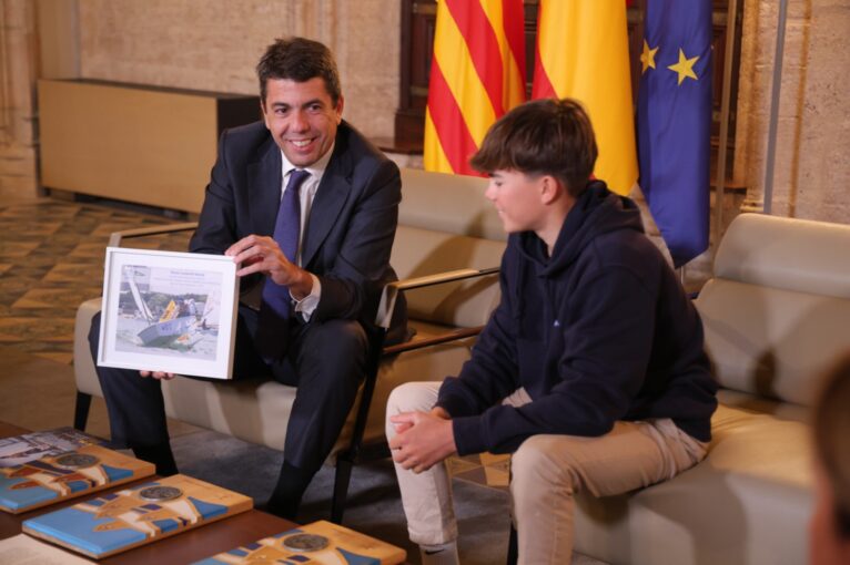 Mateo Carbonell es recibido por el president de la Generalitat como campeón del mundo en Optimist