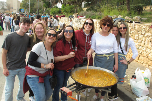 Imagen: La Penya La Poca Vergonya ganadora del concurso de paellas del mig any de Fogueres Xàbia 2025