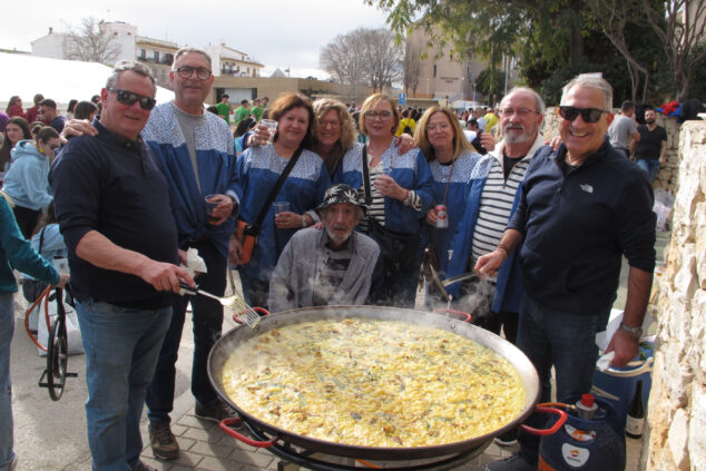 Imagen: Grupo de amigos en el Concurso de paellas del Mig any Fogueres Xàbia 2025