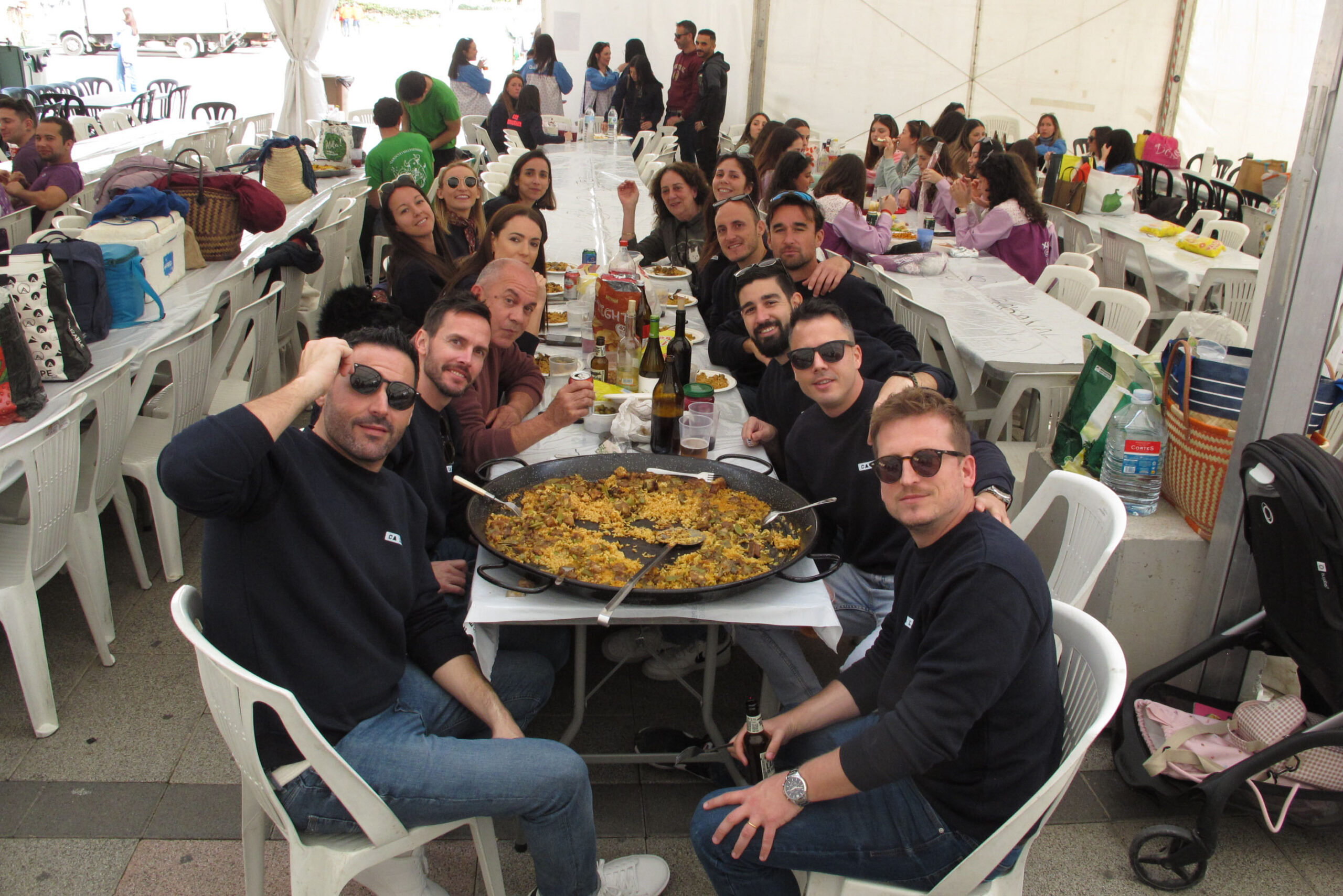 Grupo de amigos con su paellaMig any Fogueres Xàbia 2025 (85)