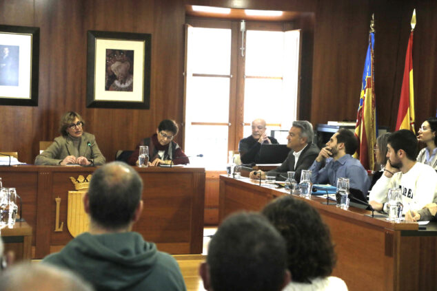 Imagen: Pleno en Xàbia por la piscina municipal