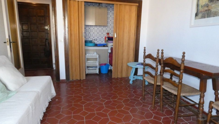 Salón-comedor con luz natural y acceso a la terraza