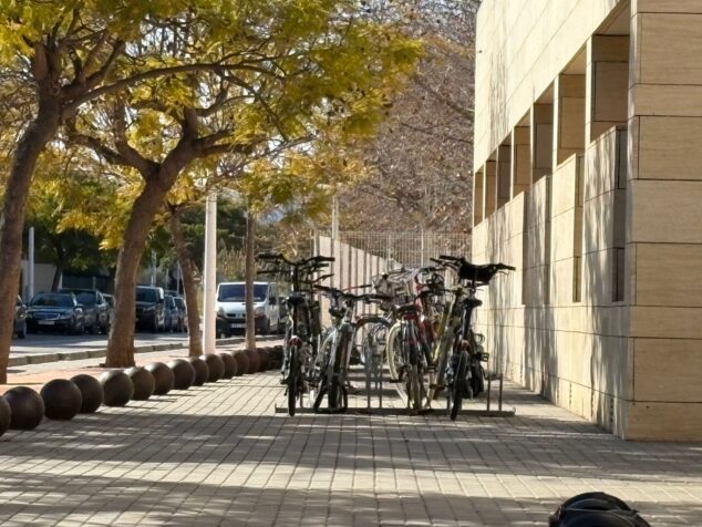 Imagen: Bicicletas estacionadas en las inmediaciones del IES La Mar