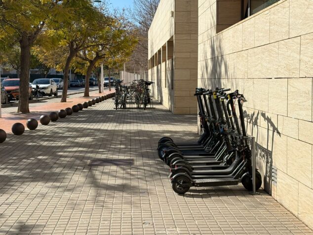 Imagen: Patinetes y bicis estacionadas en el IES La Mar