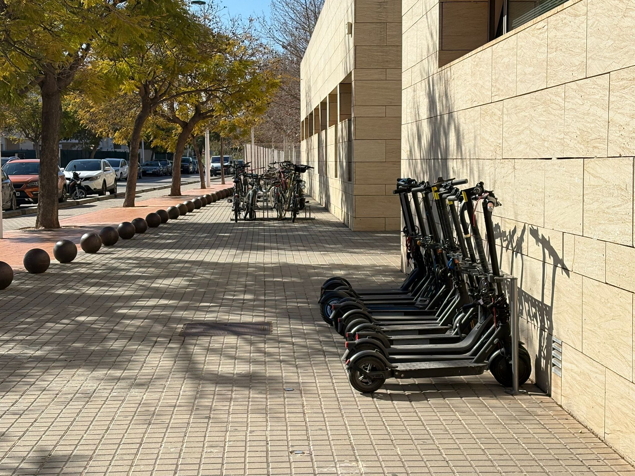 Patinetes y bicis estacionadas en el IES La Mar