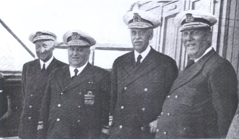 Imagen: Almirante Bastarreche con Gámez Fossi a bordo del Buque-Escuela con coronel  y capitán | Foto Blog Memoria Viva