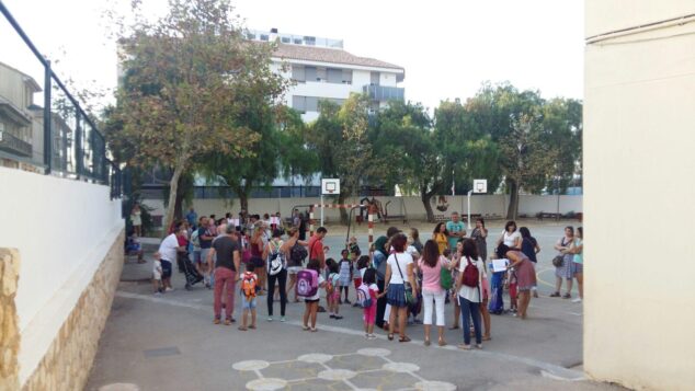 Imagen: Alumnos y familias en la entrada de un centro escolar de Xàbia