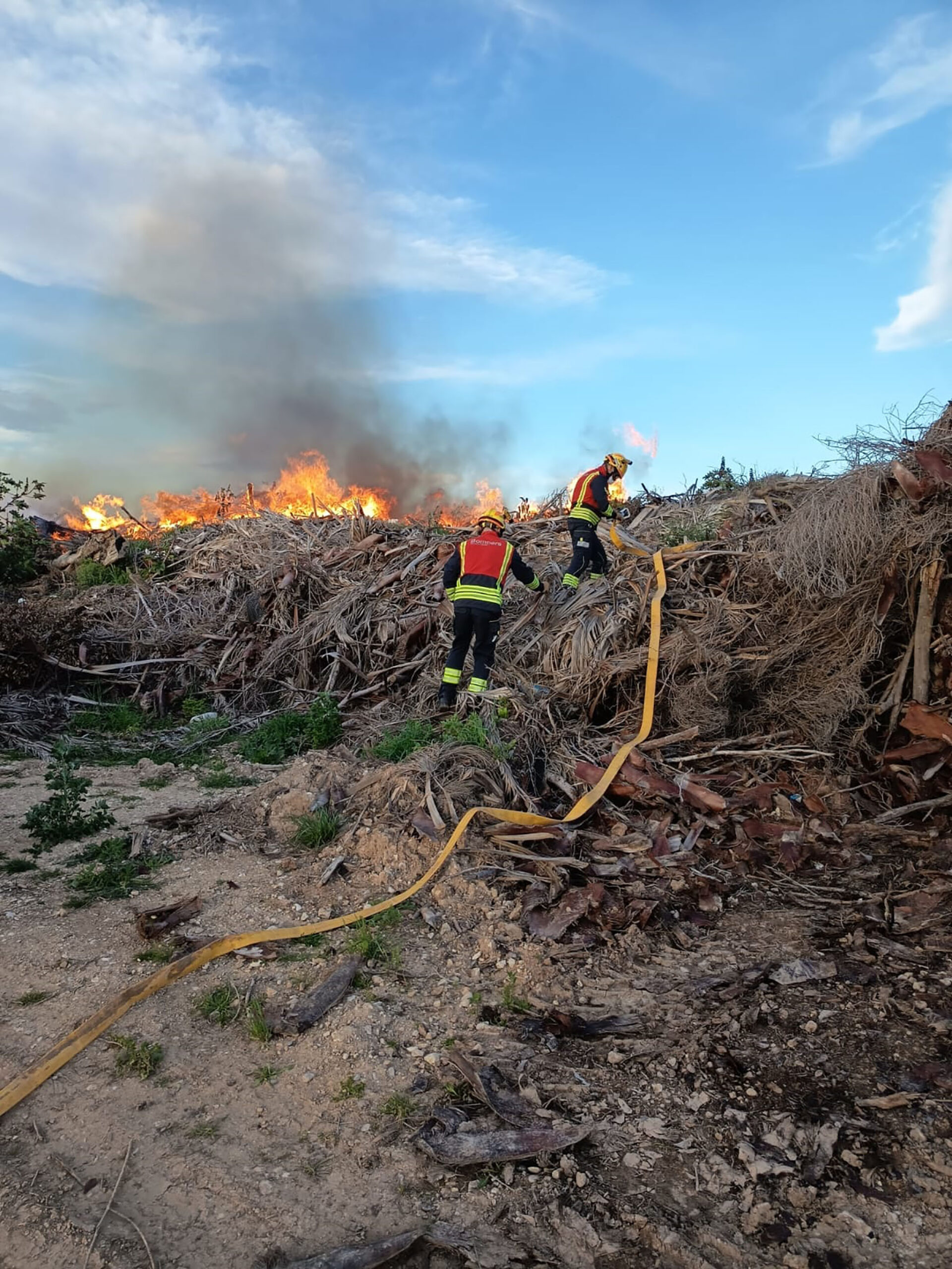 Bomberos extinguiendo el fuego en Xàbia